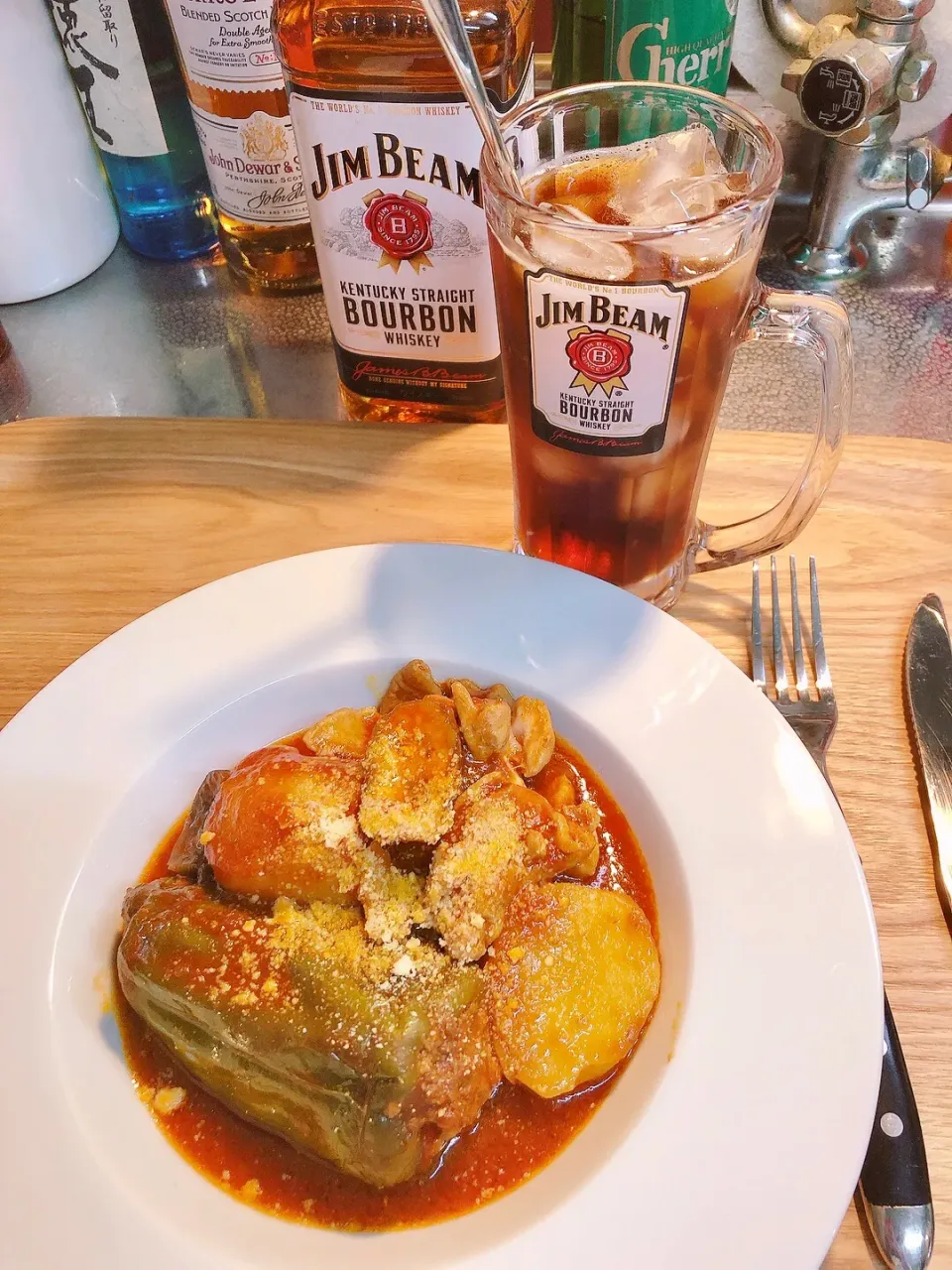 先ほどアップしたピーマンの肉詰め入りトマトのごった煮とジムビームで夕飯😊|海斗さん