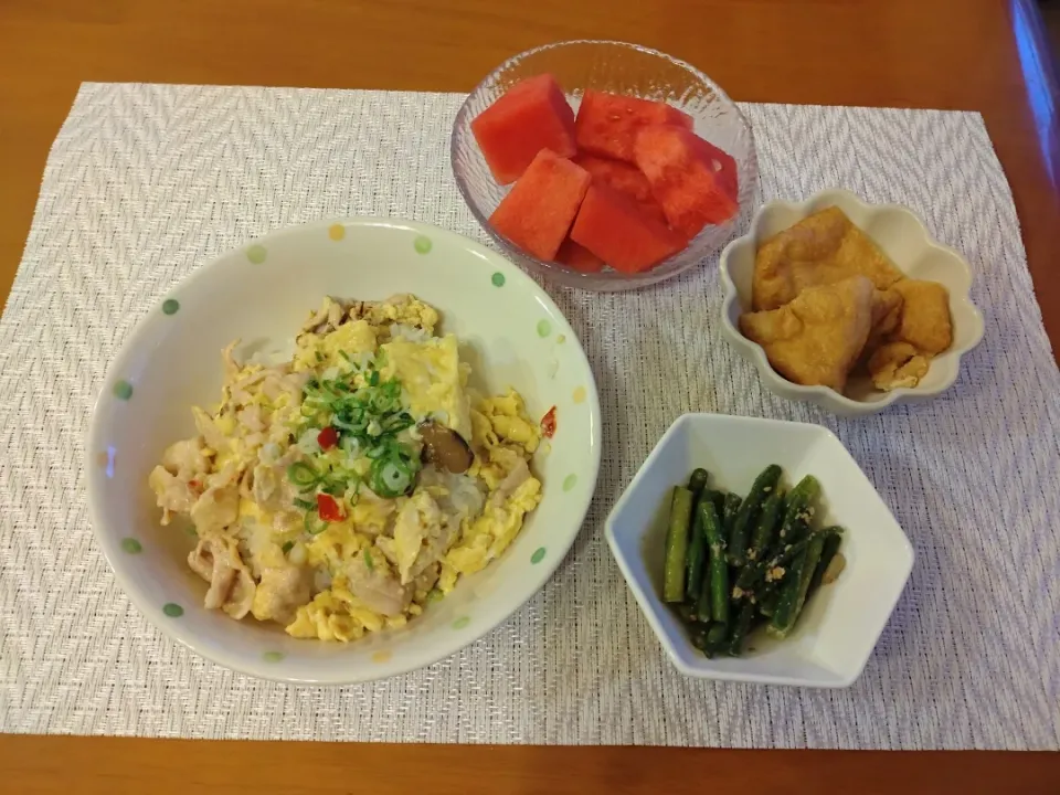 Snapdishの料理写真:☆豚バラと卵のニンニク醤油丼
☆ささげのゴマ和え
☆厚揚げの煮物
☆スイカ|chikakoさん