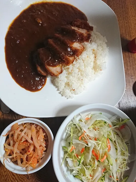 Snapdishの料理写真:カツカレー
モヤシとキムチのナムル
サラダ
(キャベツ 胡瓜 人参  玉葱)|たつかばさん