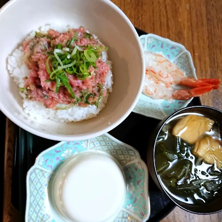 Snapdishの料理写真:ネギマグロ丼
えび
豆腐
お汁
(うすあげ 水菜 玉葱 かいわれ)|たつかばさん