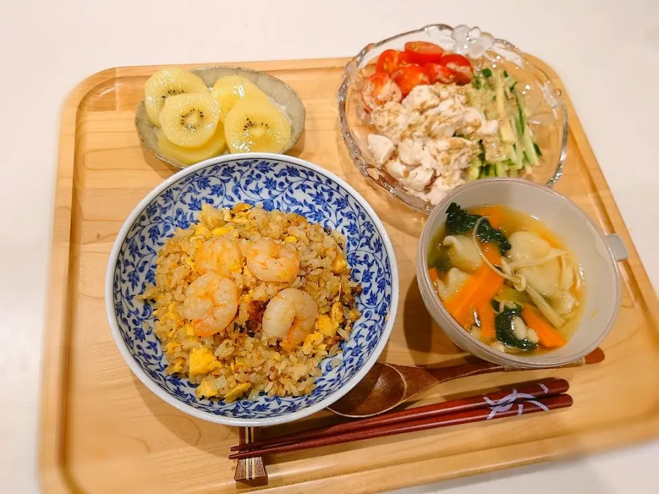 海老チャーハン、餃子スープ、棒々鶏、キウイ|sorsmdさん