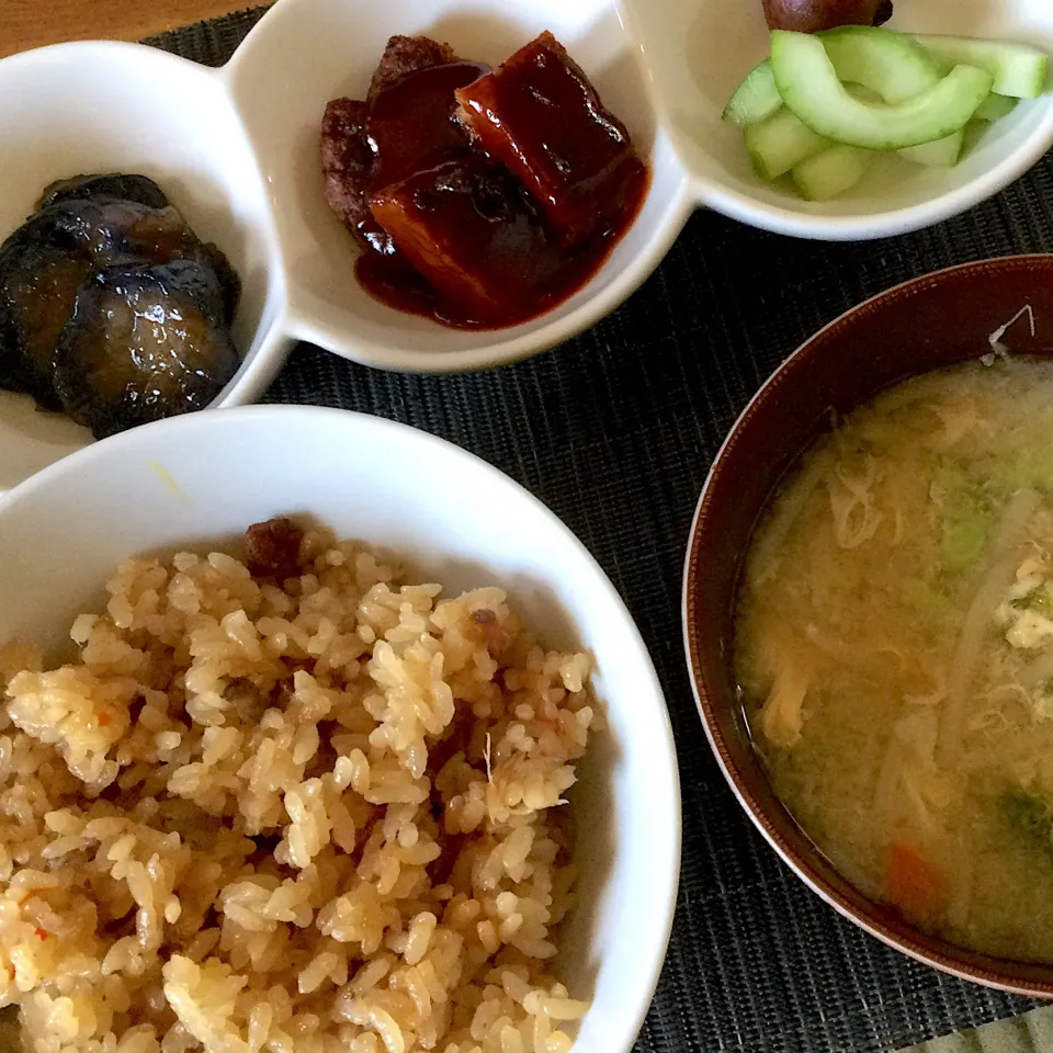 2021年7月23日男前美容師の手作り朝ごはん　混ぜご飯　ナス甘酢煮　マルシンハンバーグ　ウリ浅漬け(市販品) 田舎梅干し　今日も美味しくいただきました😄|Booパパさん