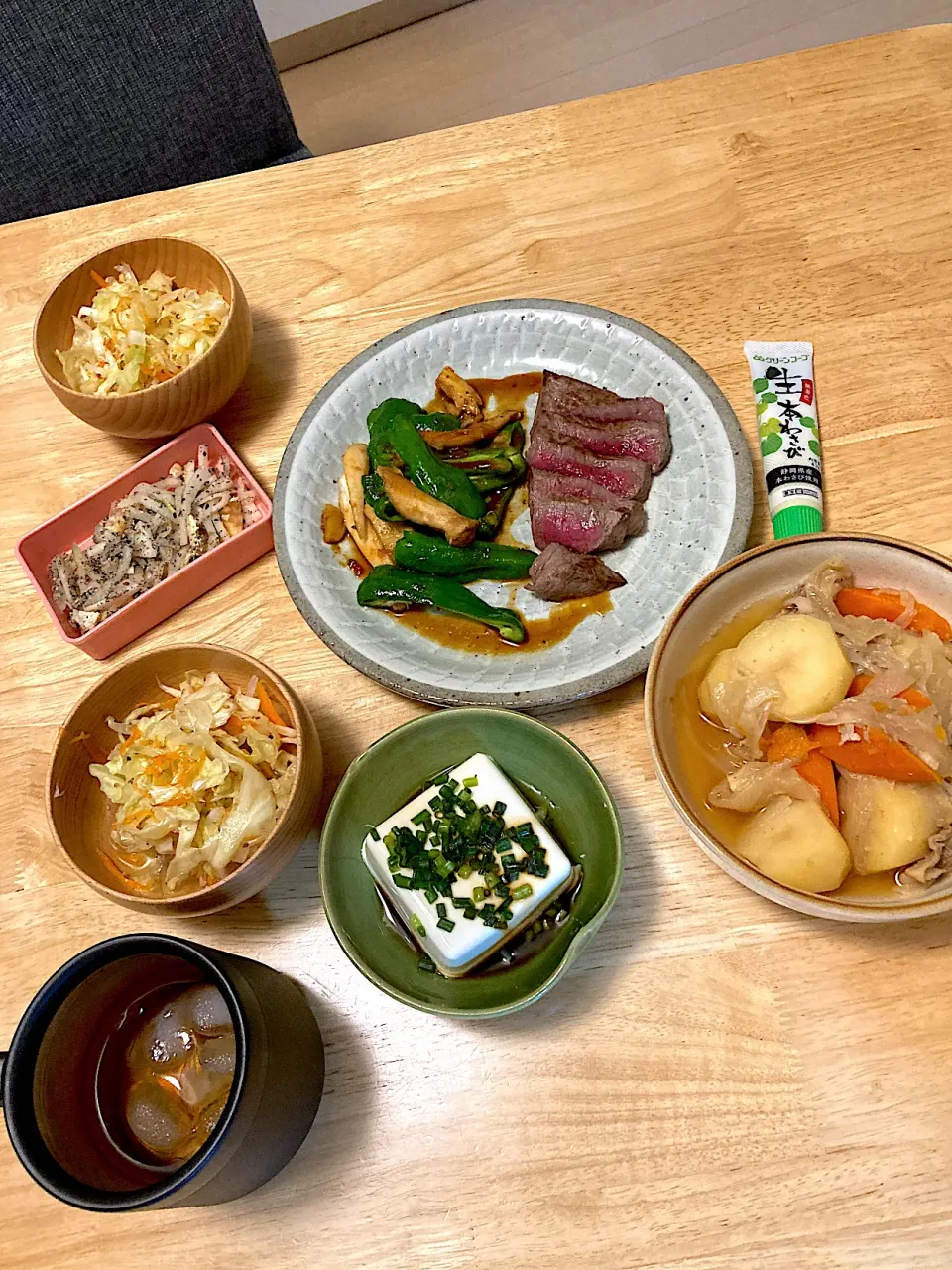 肉じゃが、和牛赤身ステーキ、冷奴、大根の塩きんぴら、キャベツのドレッシング和え(｡◠‿◠｡✿)|さくたえさん