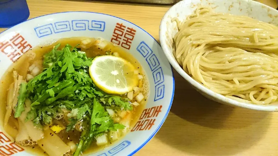 Snapdishの料理写真:【8/1までの1日30食程の限定】
【食べログ ラーメン TOKYO
百名店 2020 選出店】
煮干そば 流。
檸檬つけそば（170g、930円、
通常つけ麺と違う限定細麺）
＋中盛（80g、50円）
＠十条1分
（赤羽から徒歩28分）
21156|大脇さん