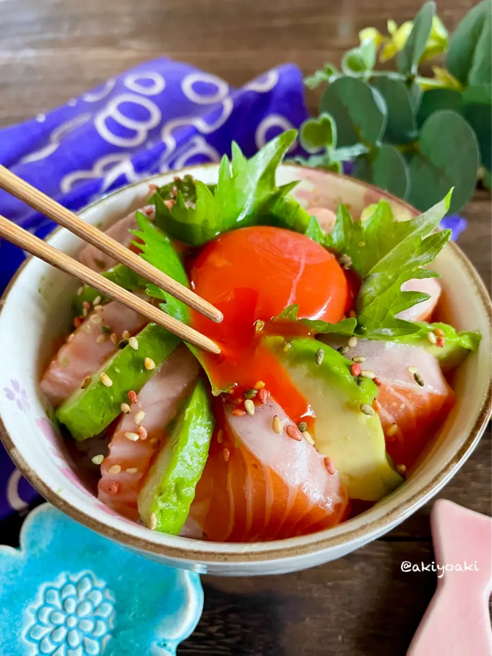 Snapdishの料理写真:サーモンアボカド丼|Akiyoෆ¨̮⑅さん