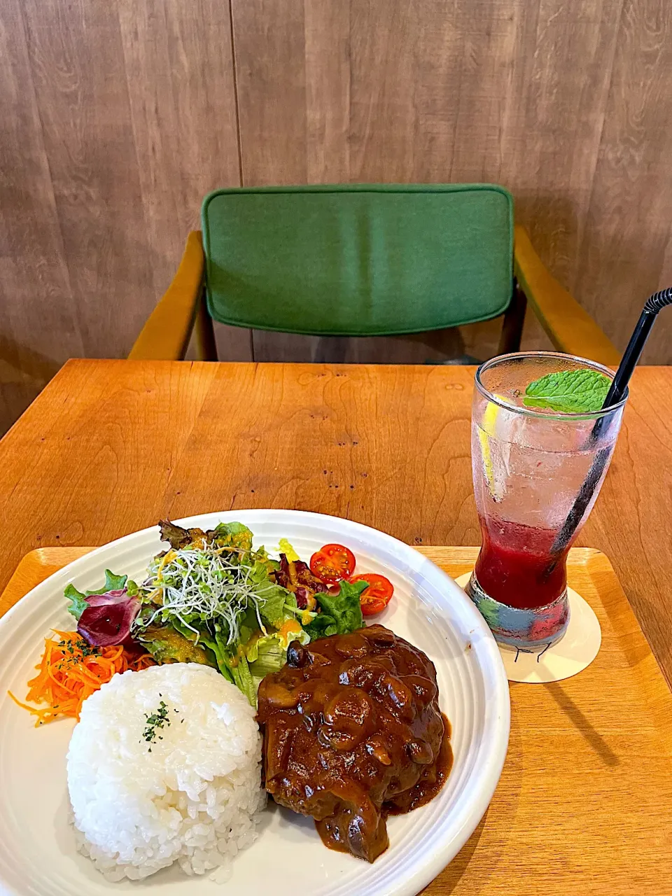 ハンバーグプレートとすももソーダ★ペリカンコーヒー|leimomiさん