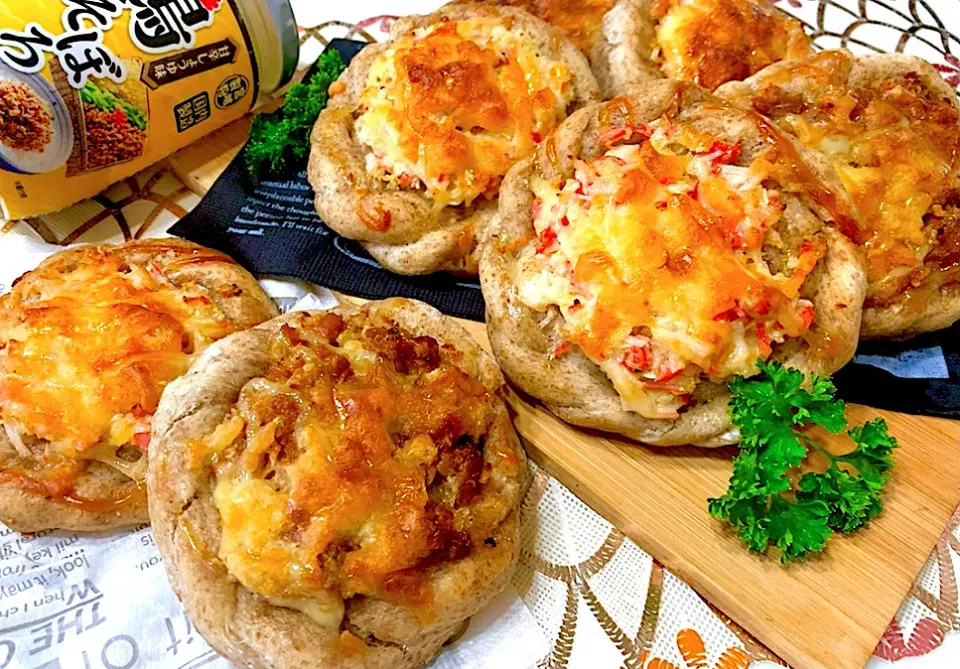 ライ麦お惣菜パン🥖(鶏そぼろマヨ&カニカママヨ)|ひろりんさん