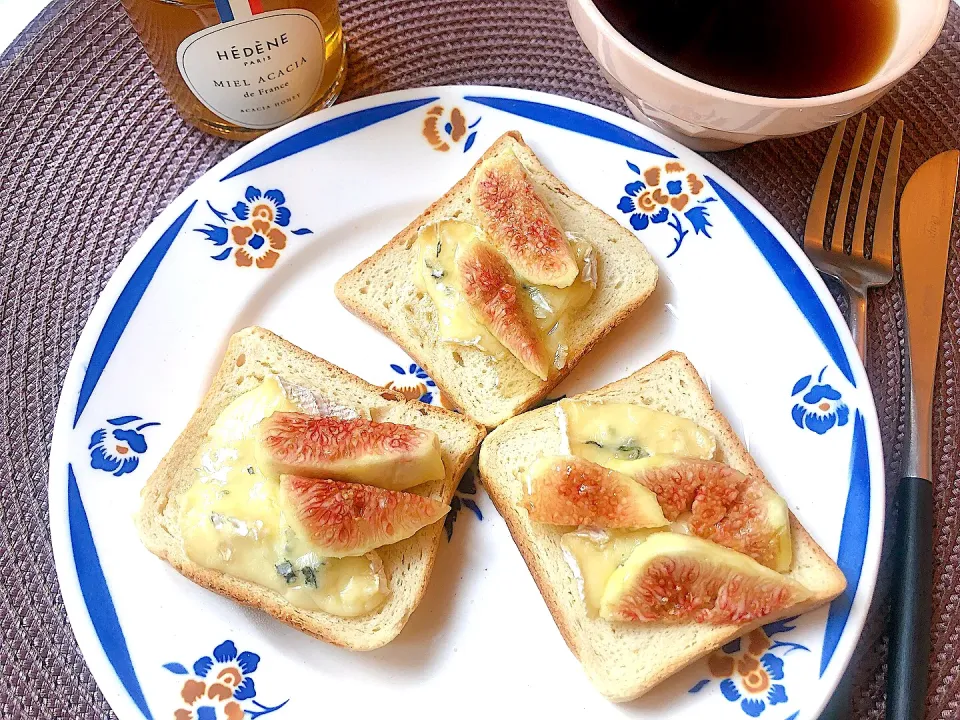 ブルーチーズといちじくトースト🍞はちみつかけて☕️|mashaさん