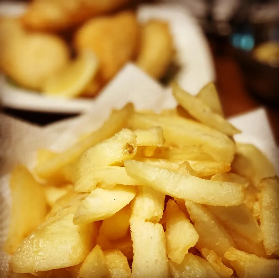 It’s Friday 🥵 Hot 37c plus in Tokyo 
But it’s Fish & Chips day with a visit from my eldest Daughter Masumi it’s a great day ❤️
#fishanchips 
#chips 
#freshfood|Emanuel Hayashiさん