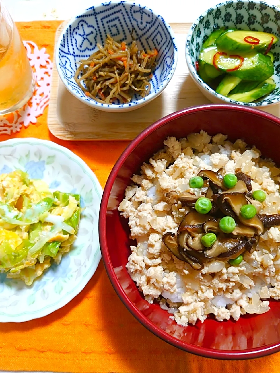 夕食はそぼろ丼です

お昼にたまごサンド食べたので
夕食はそぼろ丼にしました|🍒ふみりん🍒さん