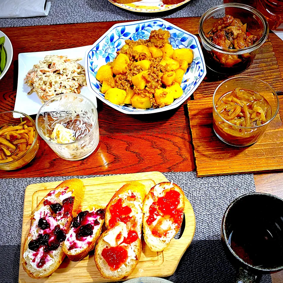 じゃがいものそぼろ煮、昨夜の鶏もも肉とナスのがりぽんいため、ブルスケッタ、枝豆、常備菜、漬物|yakinasuさん