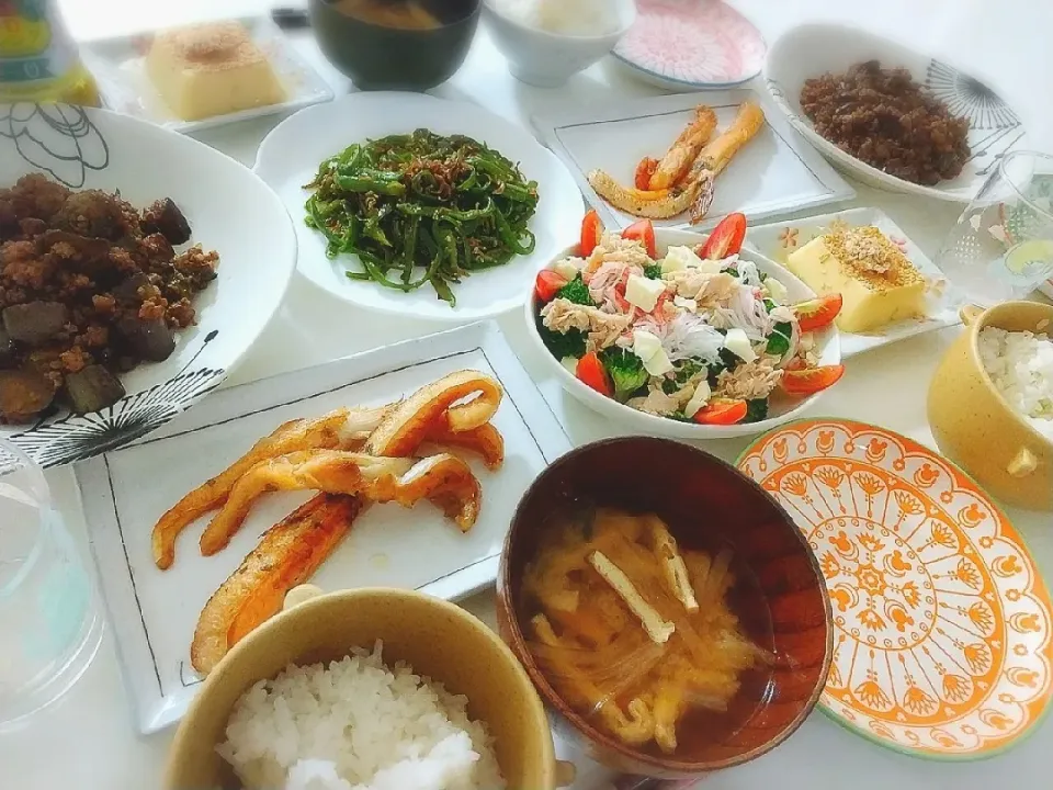 Snapdishの料理写真:夕食(*^^*)
ナスとひき肉の甘辛炒め
ハラス焼き
ピーマンとしらすの中華炒め
ブロッコリーとカニカマチーズサラダ🥗
卵豆腐
お味噌汁(大根、油揚げ)|プリン☆さん