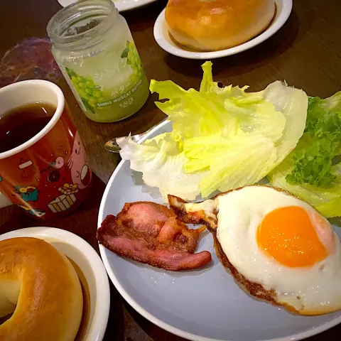 「ケール」を使ってみたSnapdishの料理・レシピ写真:ベーコンエッグ🥓🍳　グリーンサラダ　ベーグル🥯　シャインマスカットバター　コーヒー☕️