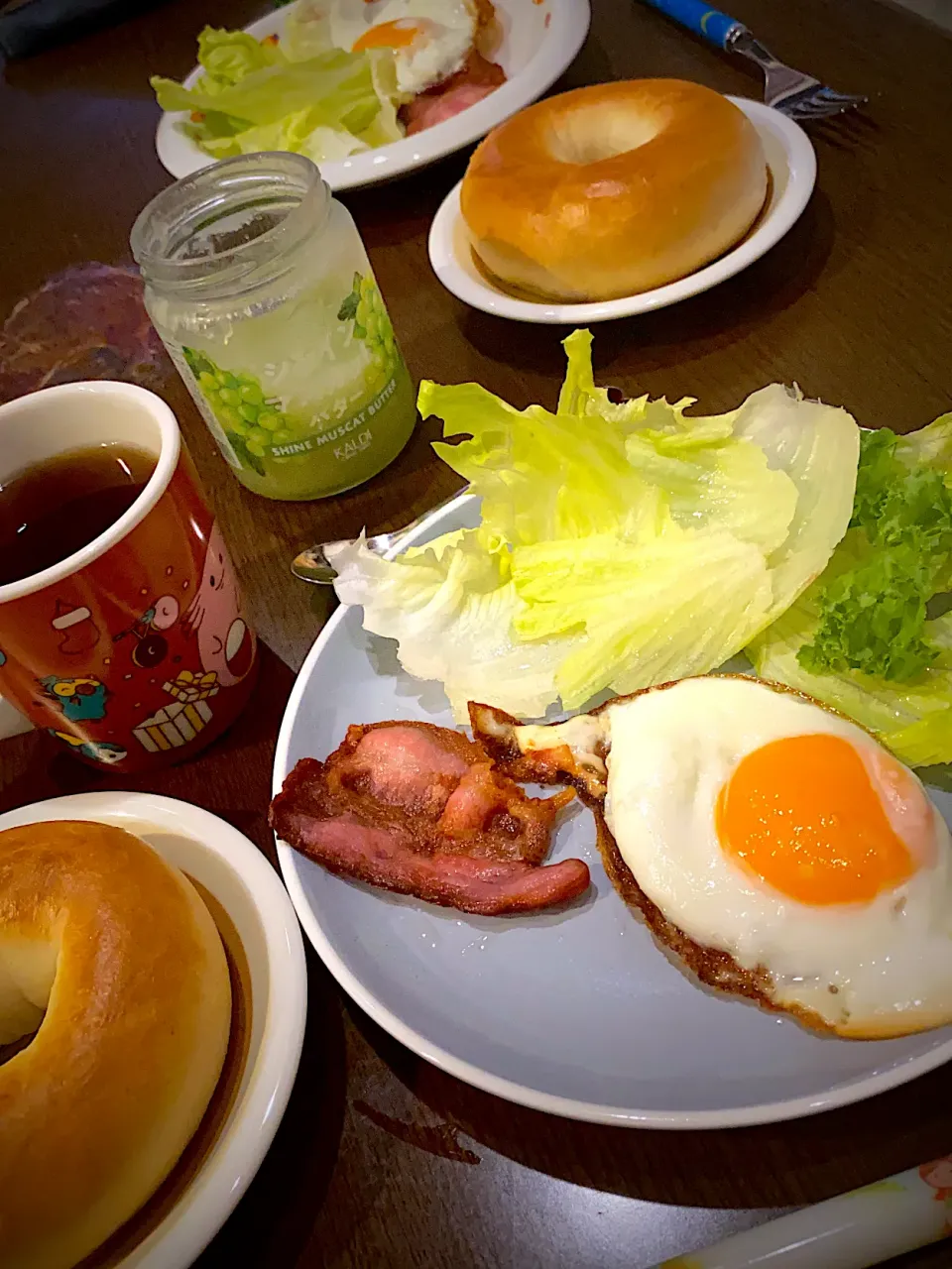 ベーコンエッグ🥓🍳　グリーンサラダ　ベーグル🥯　シャインマスカットバター　コーヒー☕️|ch＊K*∀o(^^*)♪さん