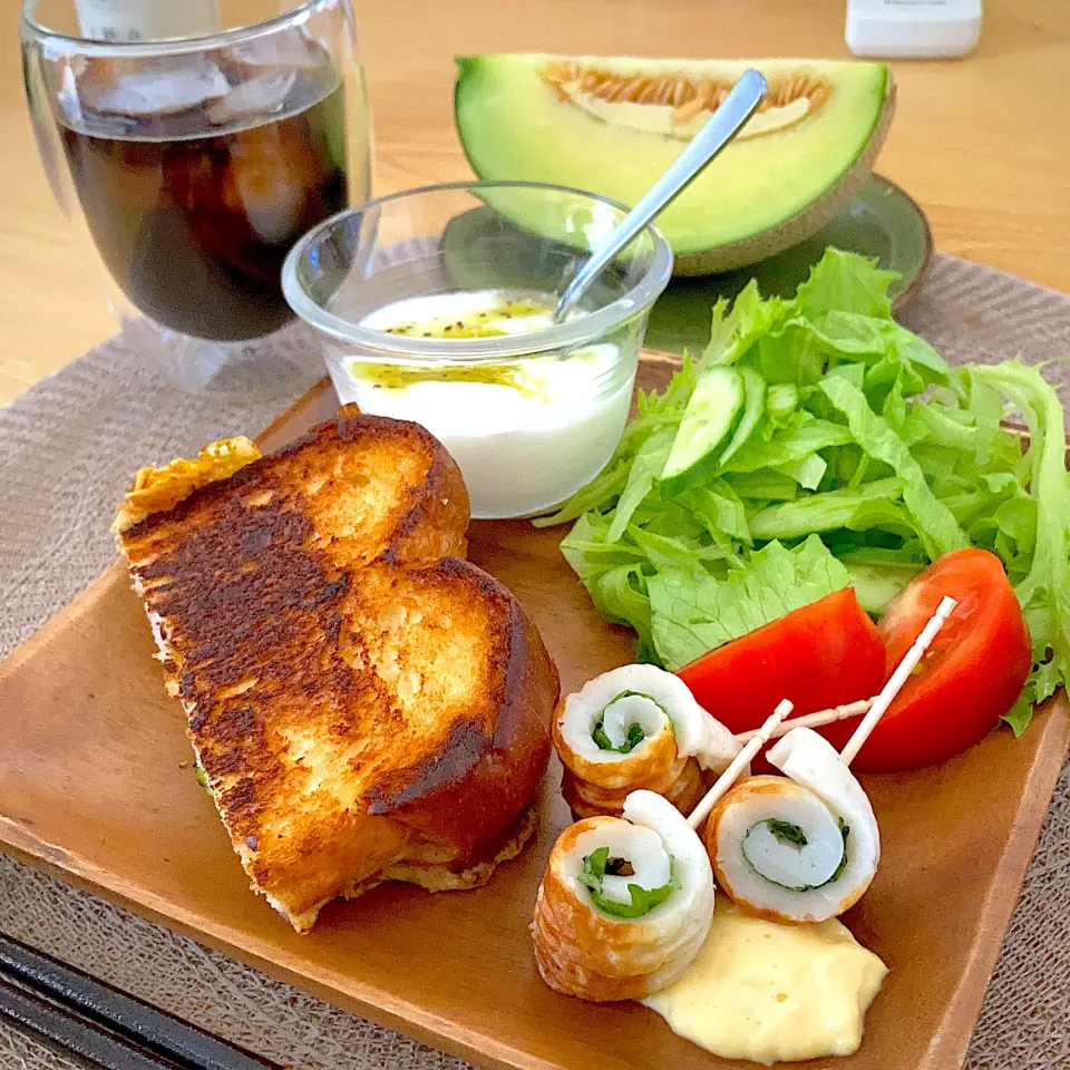 ズッキーニとチーズのホットサンドで朝食|ツインうさぎさん