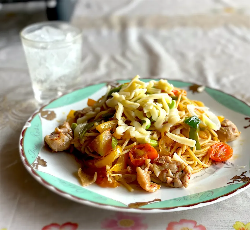 イタリアンソルトを/食べる七味を使ったチキン&夏野菜のパスタ。|ひろゆきさん