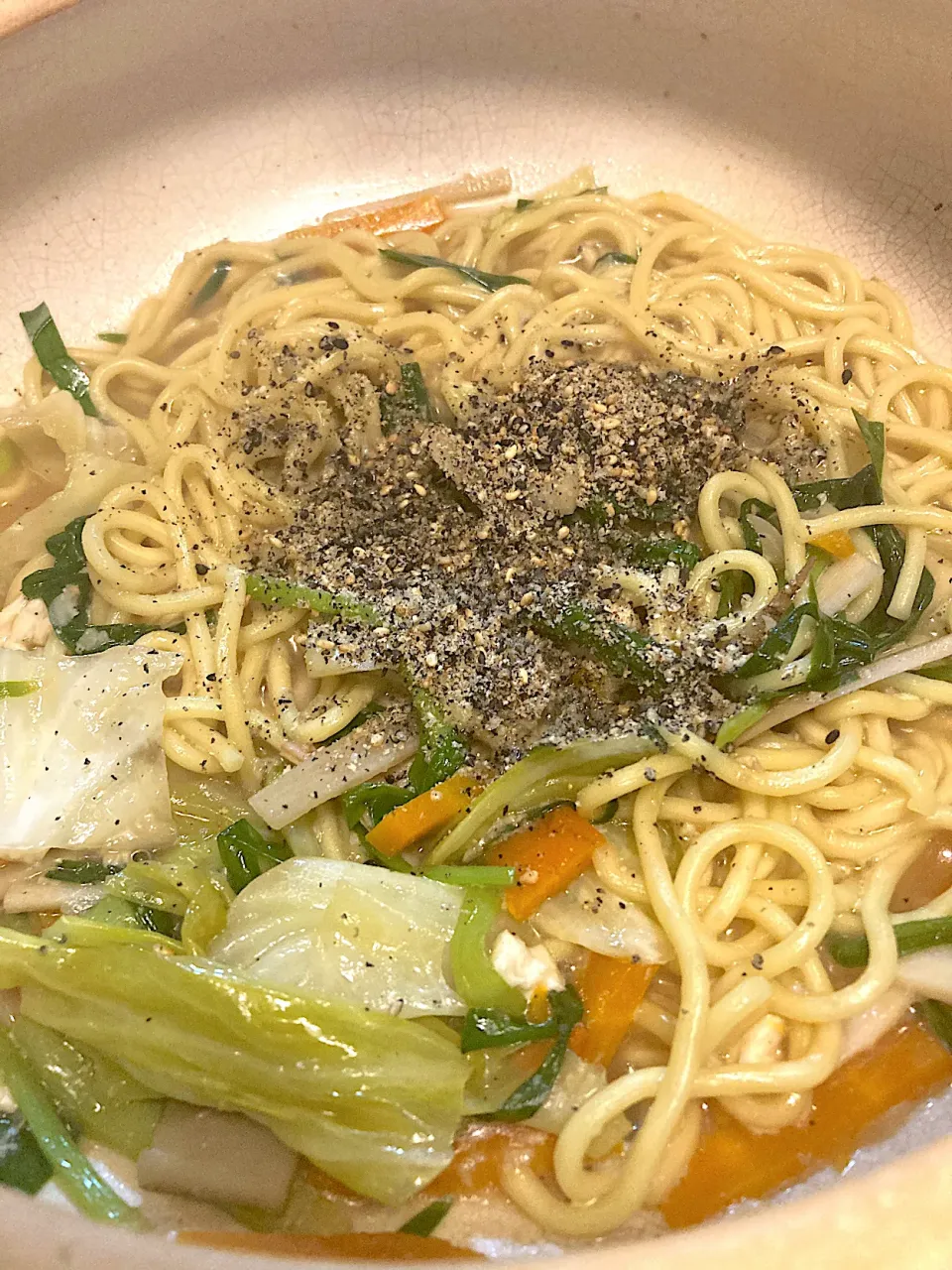 〆のちゃんぽん麺〜すりごまたっぷり、これに激辛四川辣油をかけてヒーヒー言いながらも美味しく頂きました🧡|さくたえさん