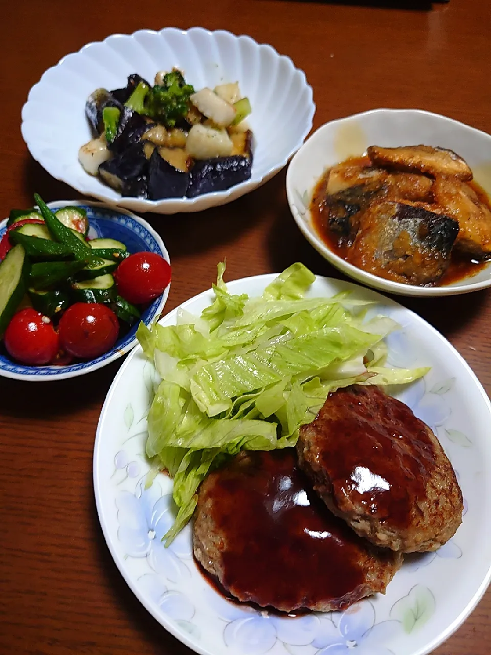 ハンバーグ
イワシのみぞれ焼
イカと茄子の炒めもの
オクラとプチトマト和え物|ぱやさん