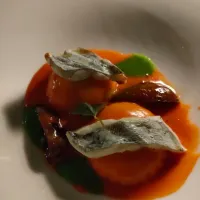 ravioli pesce bandiera su una vellutata di crema al pomodoro|Anto Nellaさん