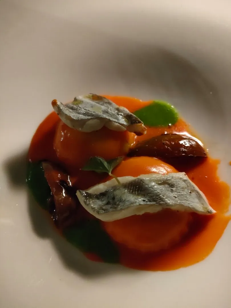 ravioli pesce bandiera su una vellutata di crema al pomodoro|Anto Nellaさん