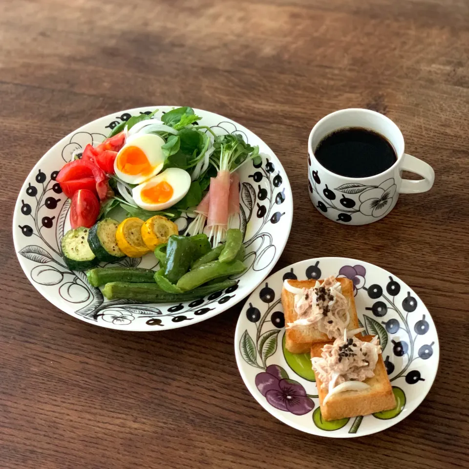 ツナサンドと野菜もりもり朝ごはん|ぺんぎんさん