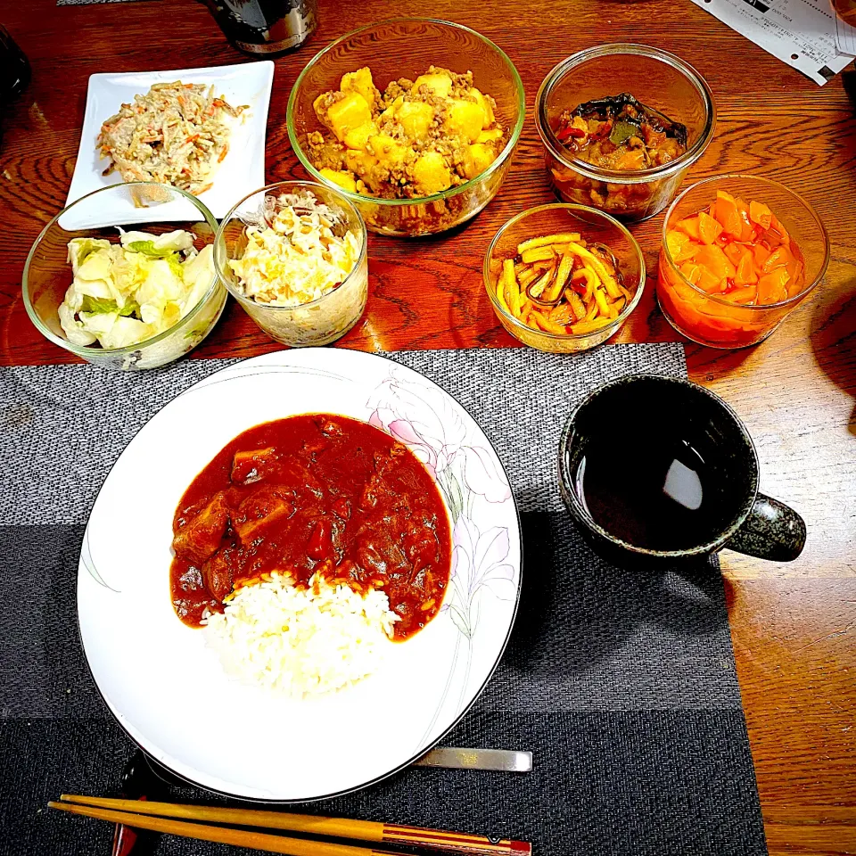 カレーライス、じゃがそぼろ煮、ごぼうサラダ、常備菜、漬物|yakinasuさん