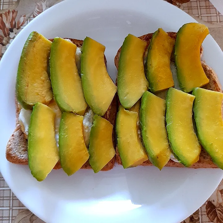 breakfast ready .. #avocadoeggtoast 🥑🥚🍞|Tashuさん