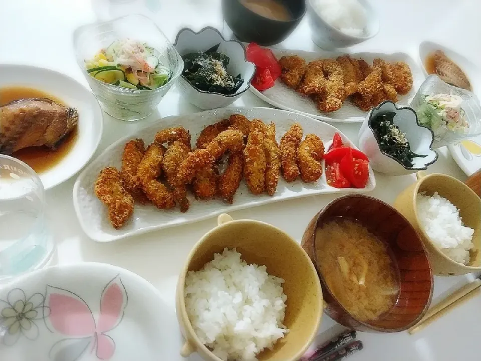 Snapdishの料理写真:夕食(*^^*)
むね肉ののり塩スティックフライ
銀だら煮
生ワカメごま油中華炒め
カニカマきゅうりのコーンサラダ
お味噌汁(玉ねぎ、油揚げ)|プリン☆さん