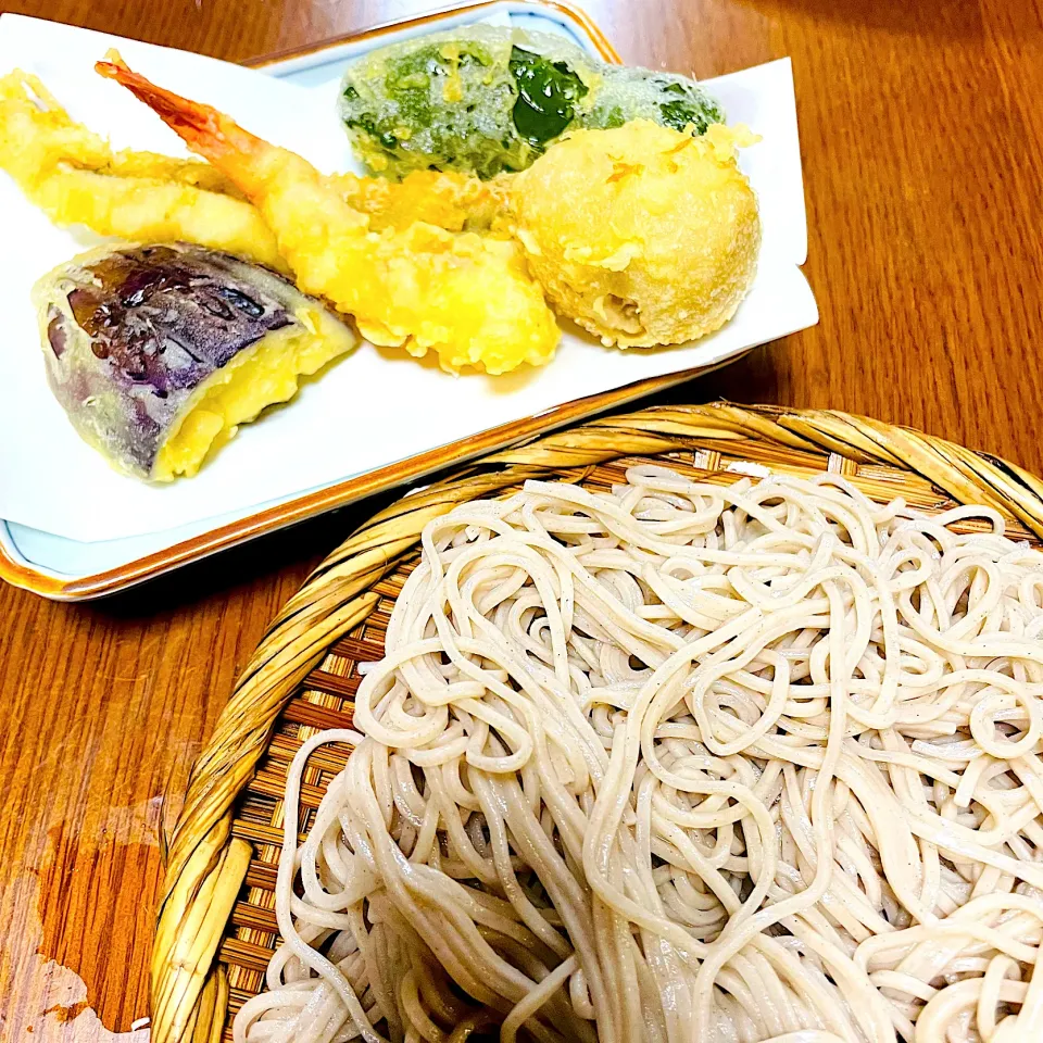 Snapdishの料理写真:天麩羅盛合せ蕎麦|Akira Sugiharaさん