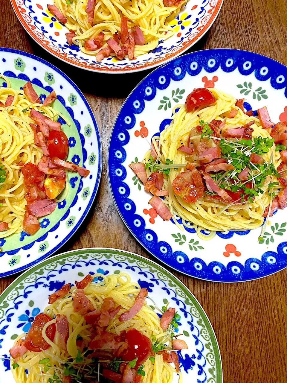 Snapdishの料理写真:トマトと玉ねぎの冷製パスタ🍝いつもは生ハムをのせて食べるんですが、久しぶりに作ったので間違えてベーコン🥓買ってしまいました😂|acoさん