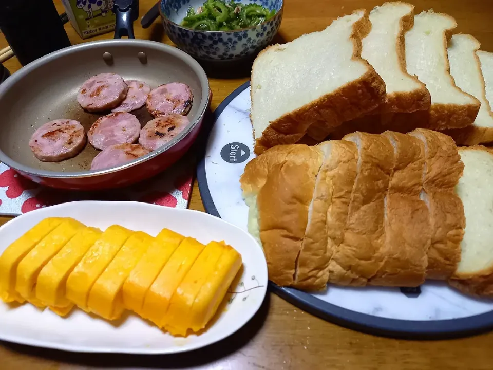 Snapdishの料理写真:お家の卵焼き
旦那さんの夜な夜なソフト食パン|penterさん