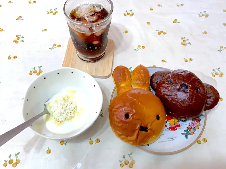 7月25日朝ご飯　　お土産のミッフィーちゃんパン✨どこから食べよう⁉︎💦|もぐぷーさん