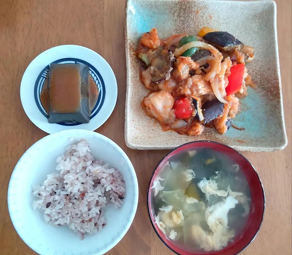 ７月２４日　なすと鶏肉のみぞれ炒め　黒ごま豆腐　レタスとわかめの卵スープ|いもこ。さん