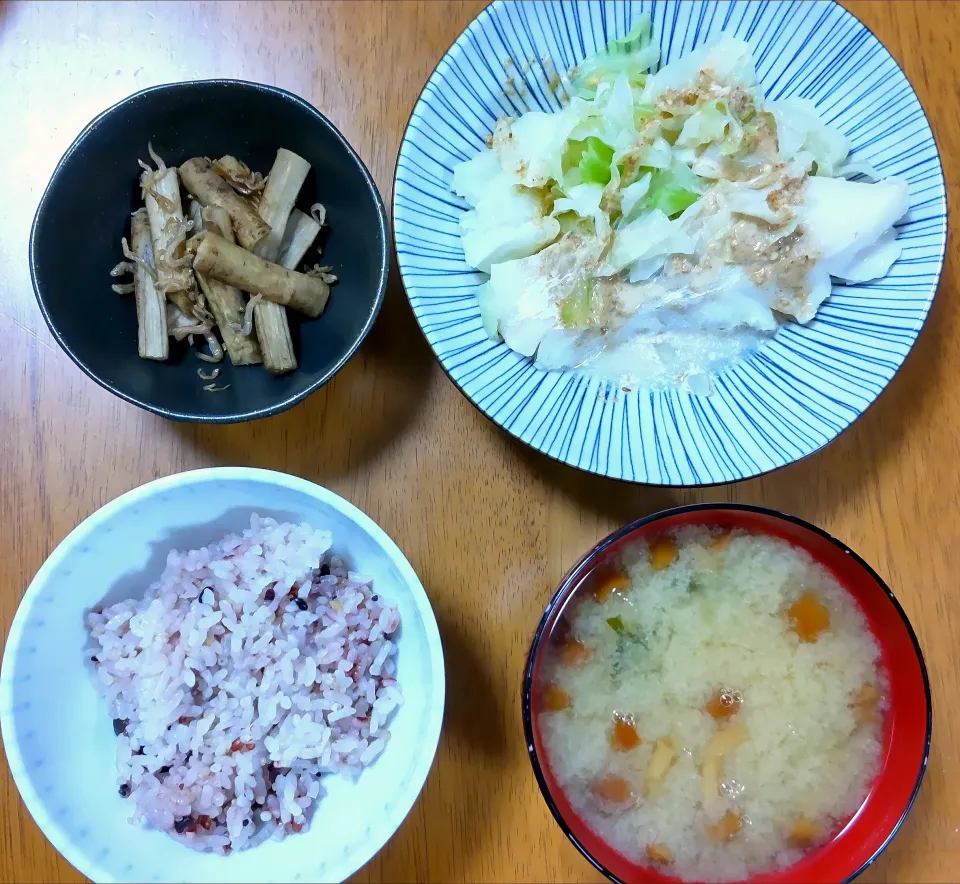 ７月２４日　鱈とキャベツの蒸し物　ちりめんごぼう　なめことわかめのお味噌汁|いもこ。さん