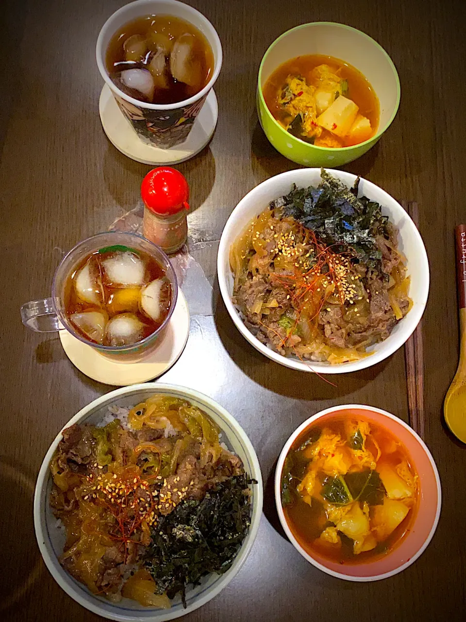 牛丼　もみ海苔　白胡麻　糸唐辛子　豆腐とわかめのスイートチリかき玉スープ　麦茶|ch＊K*∀o(^^*)♪さん