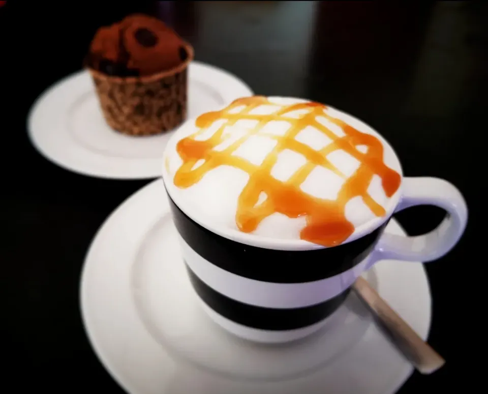 サンドラ リー's dish Homemade Chocolate muffin and Homemade Salted Caramel Macchiato
😋😋😋|サンドラ リーさん