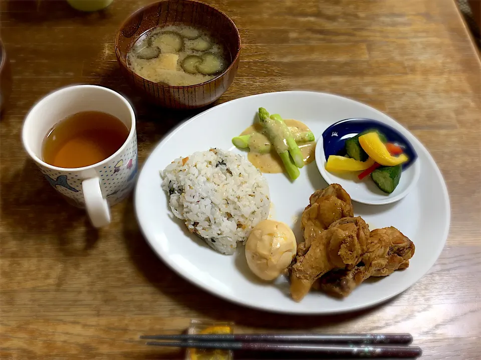 手羽元と卵のコーラ煮・胡瓜とパプリカのピクルス・アスパラニンニク味噌ダレかけ・梅と大葉とシラスの混ぜご飯・茄子と油揚げの味噌汁|ちびろ菌さん