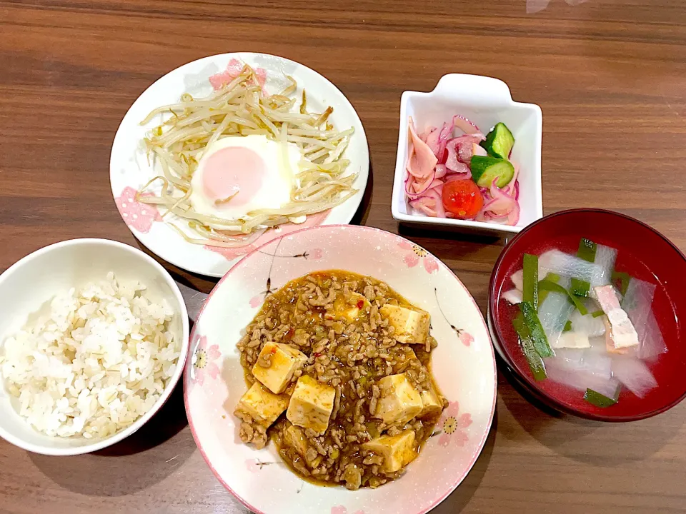 Snapdishの料理写真:麻婆豆腐　大根とニラの中華スープ　夏野菜のマリネ　もやしの巣ごもり卵|おさむん17さん