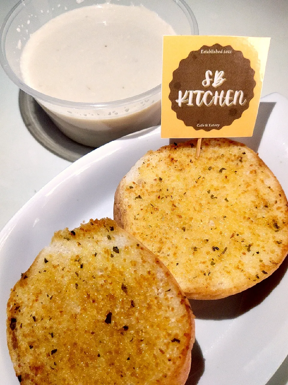 Snapdishの料理写真:Garlic Bread & Mushroom Soup|C.R.Thiruさん