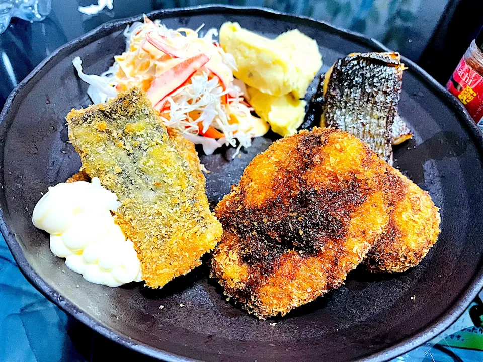 ジャガイモコロッケ、ポテトサラダ、魚の揚げ物|snnさん