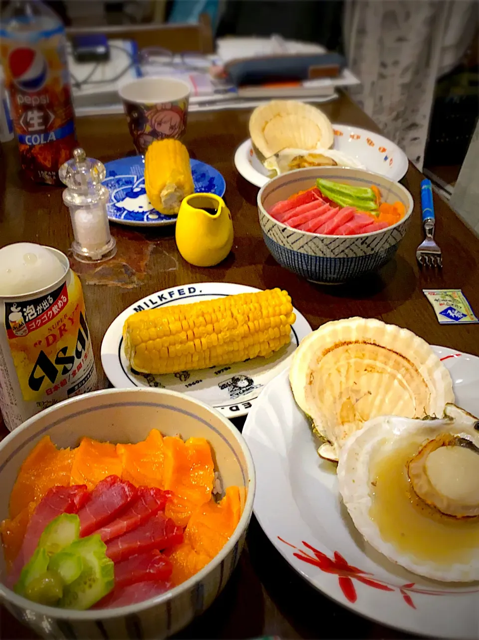 サーモンと鮪中トロの丼　焼き帆立　とうもろこし　ジョッキ缶ビール　コーラ|ch＊K*∀o(^^*)♪さん