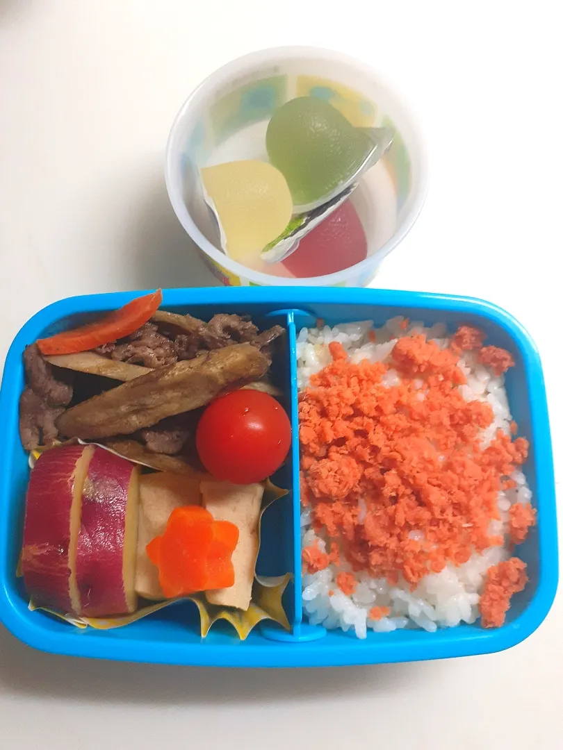 Snapdishの料理写真:☆小１弁当☆鮭ごはん、高野豆腐煮物、薩摩芋レモン煮、牛肉甘辛煮、みに、ミニゼリー|ｼｮｺﾗさん