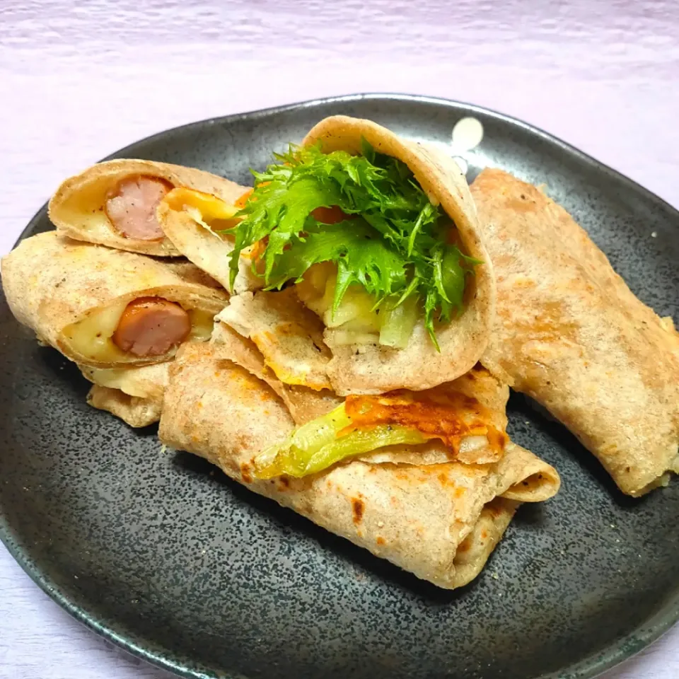 ダーリン作⸜🌷︎⸝‍
全粒粉と米粉のブリトー
☀️🌱🐣朝食だぉ🐔⏰🔅|キャサリンさん