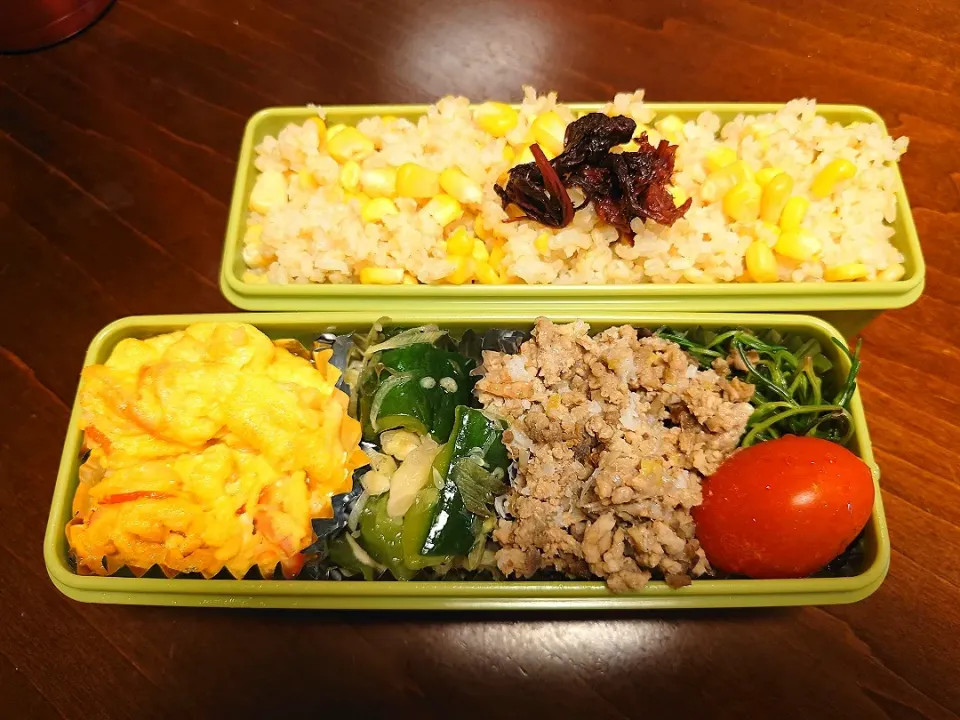 とうもろこしご飯とそぼろ弁当|りょーさん