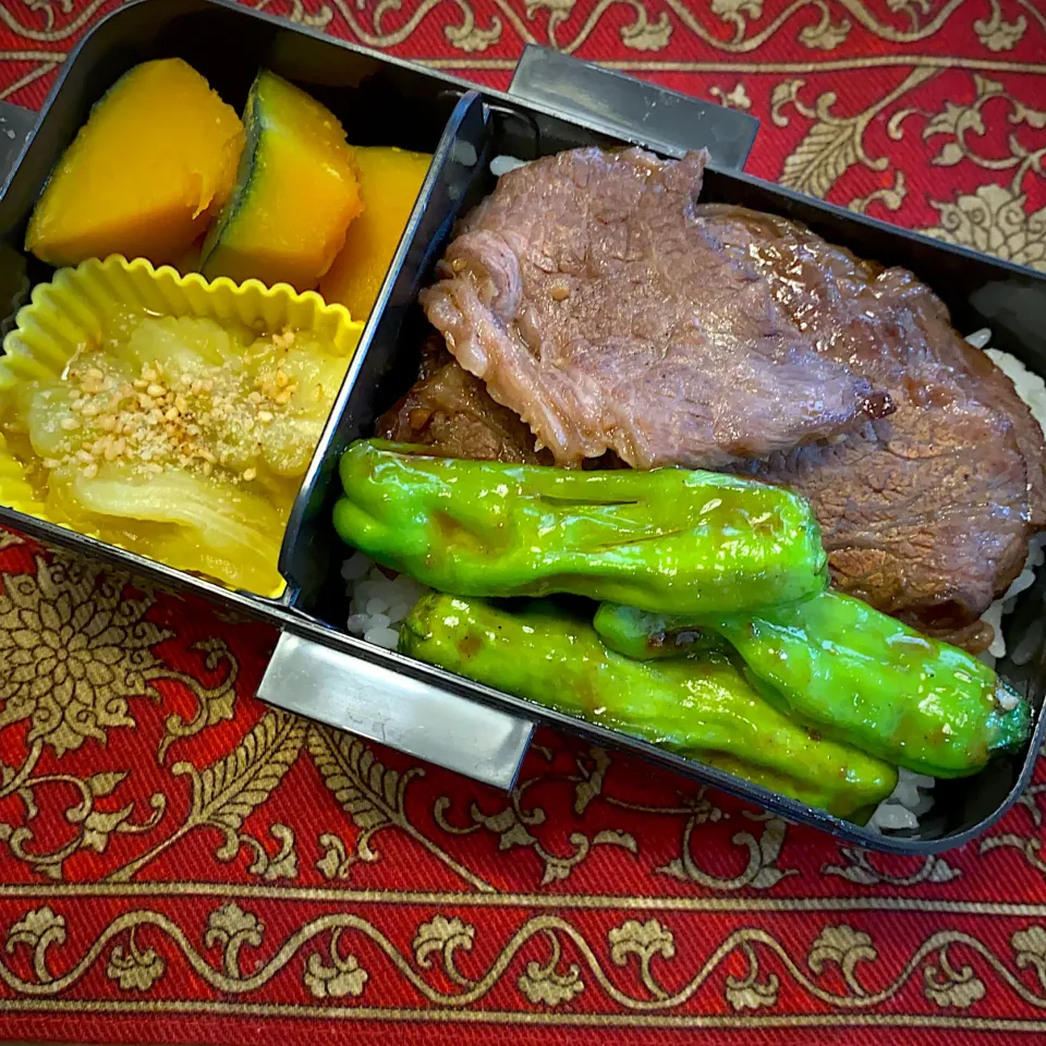 焼き茄子と南瓜の煮物と、焼肉のせご飯弁当|もえさん