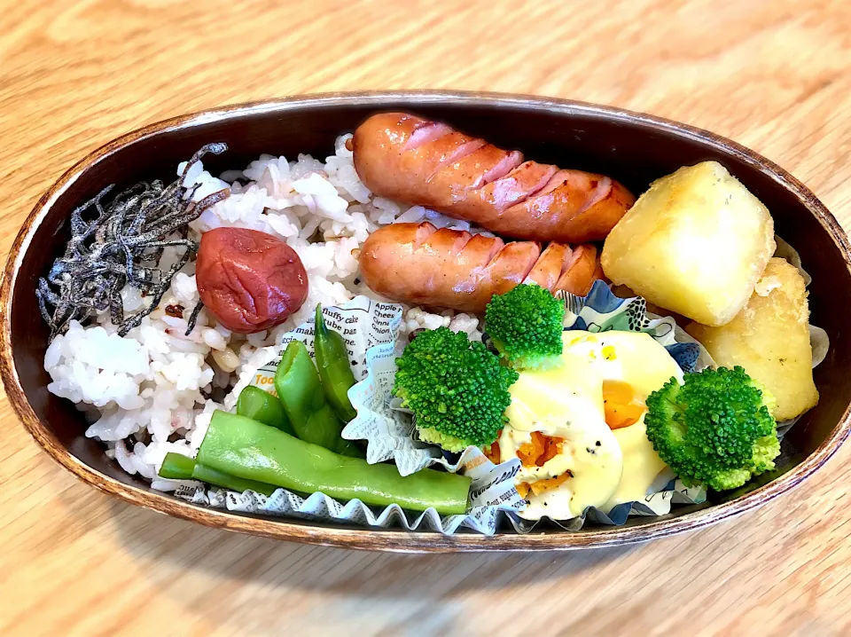 Snapdishの料理写真:サラ弁　　　　　　　　　　　　　　　　　じゃがいも甘辛煮　茹で卵マヨチーズ　インゲン豆酢物　ウインナー|じゅんさんさん