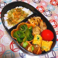 Snapdishの料理写真:今日のお弁当
・もち麦入りごはん
・蓮根のはさみ焼き
・根野菜のきんぴら
・卵焼き
・ピーマンの炒め物
・エリンギのアスパラのベーコン巻き
・プチトマト|nicoさん