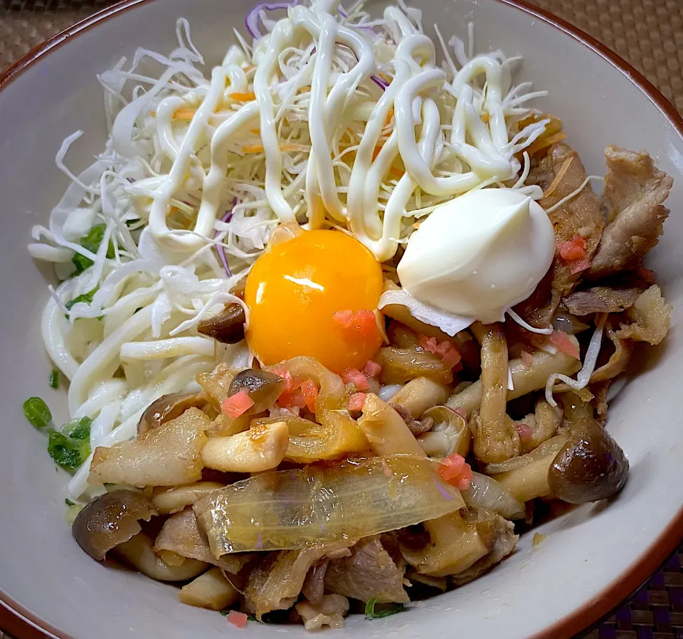 豚の生姜焼きの釜玉うどん|すくらんぶるえっぐさん