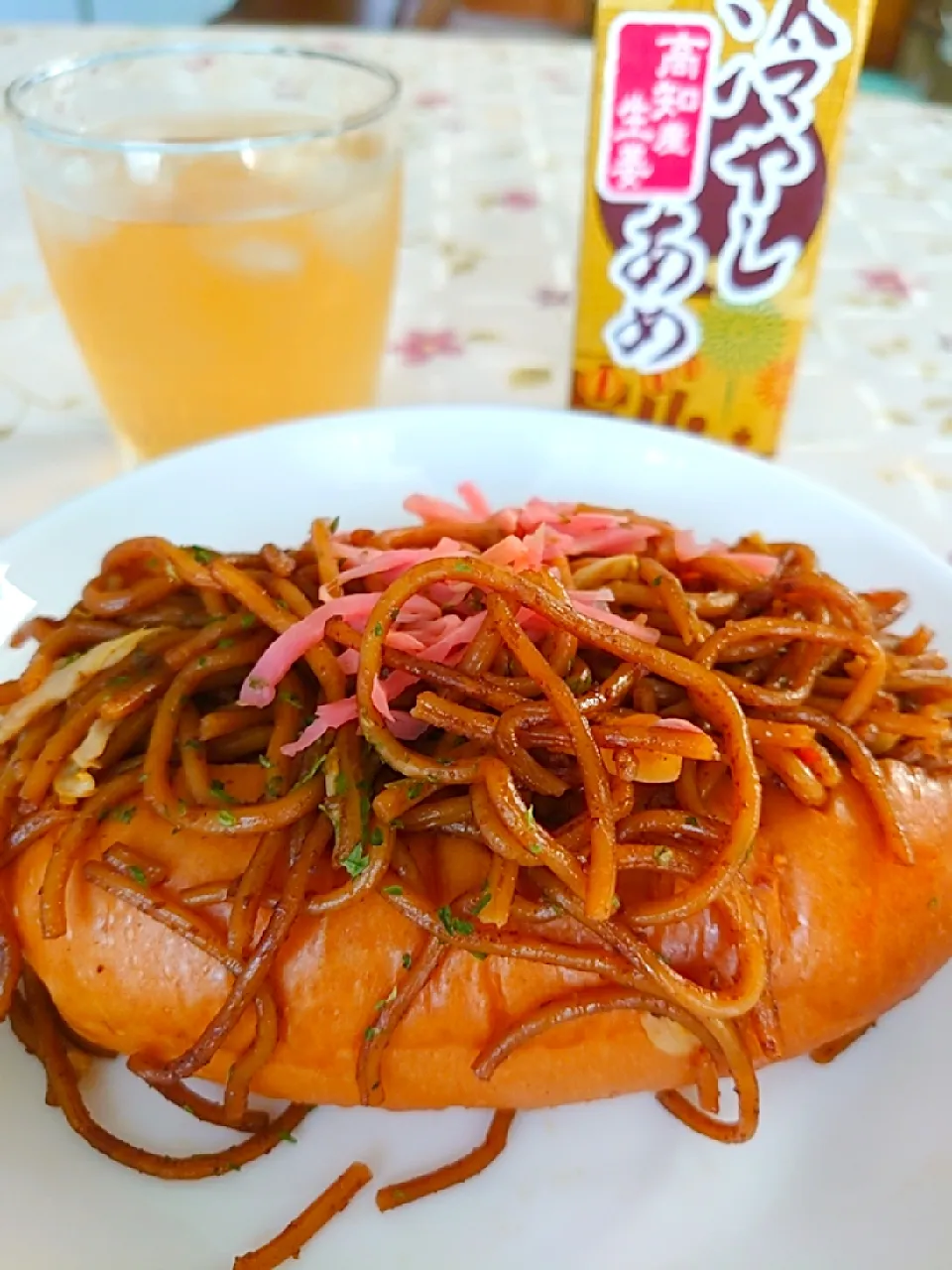 焼きそばパン
こぼれそう😋

冷やしあめは初めて飲みます。
なぜか買ってしまいました😄|🍒ふみりん🍒さん