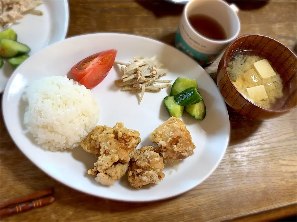 唐揚げ・牛蒡サラダ・胡瓜の浅漬け・トマト・味噌汁・ご飯|ちびろ菌さん